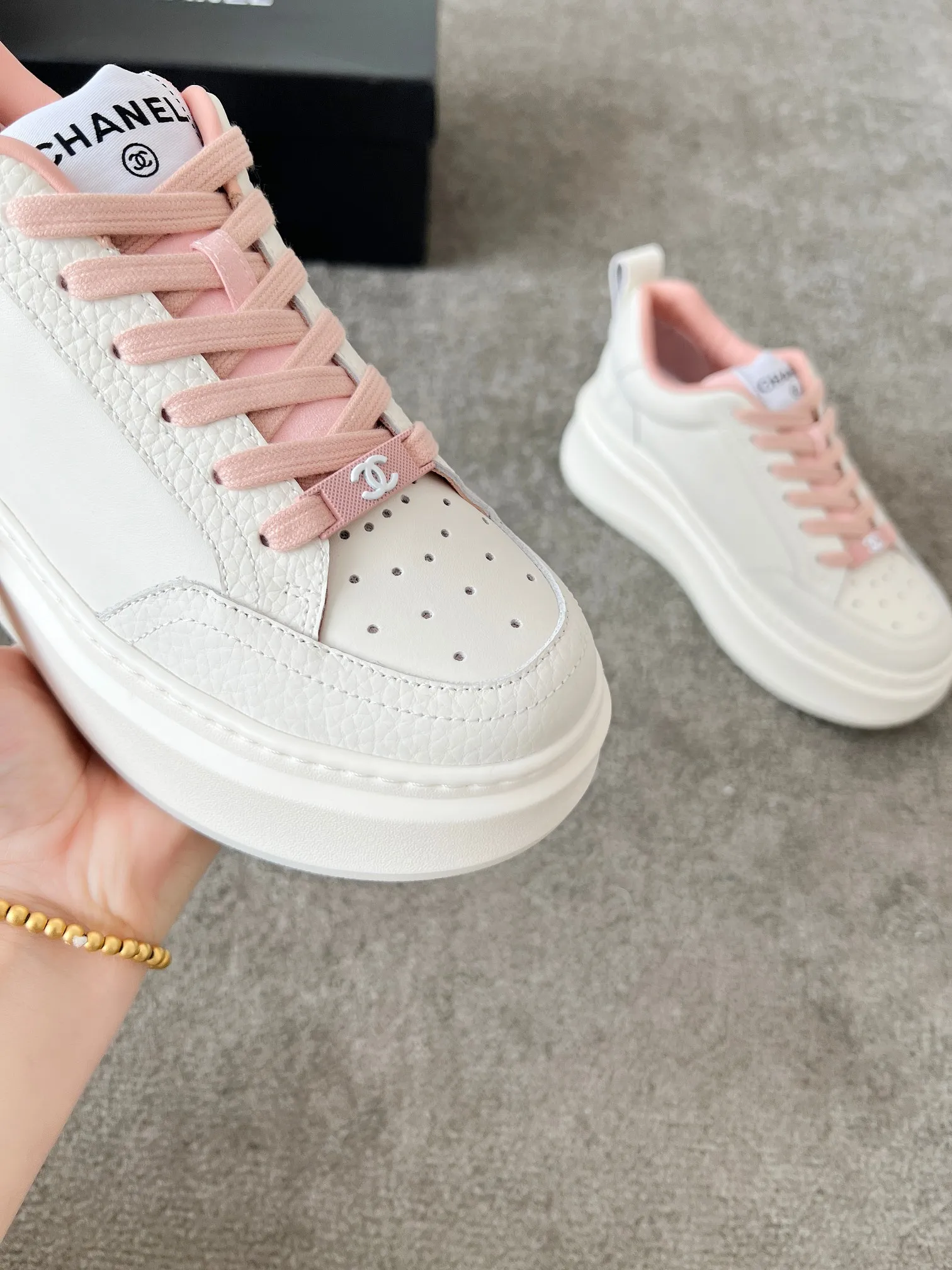 👟👟Ex-factory price 540👟👟 Super popular Chanel Chanel 2025 new casual sports shoes and sneakers. Hard to find in the counter. Super beautiful color. Very versatile. Super comfortable. Full of small fragrance. Classic, durable and versatile. The upper is made of spliced materials. Genuine cowhide, sheepskin lining, original pU+Tpa sole, good resilience. Wear light, white, white and black, white and pink code number: 35-40